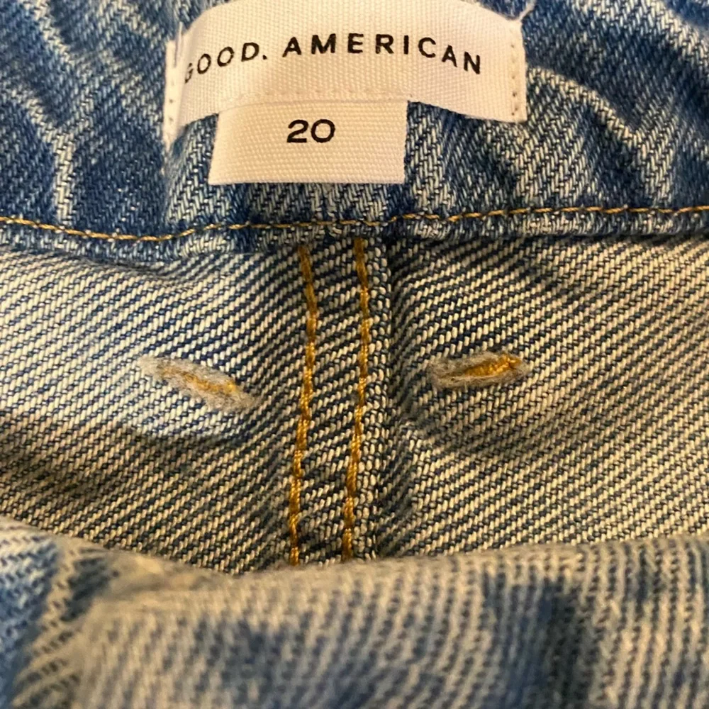 Good American Distressed Button Fly Good Boy Blue Jeans Sz 20 NWT - Picture 8 of 8